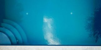Fare il bagno in piscina senza perdere l'abbronzatura