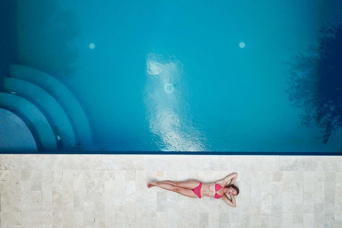 Fare il bagno in piscina senza perdere l'abbronzatura