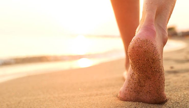 Come togliere la sabbia sui piedi