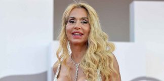 Valeria Marini in Sardegna con il compagno parlamentare