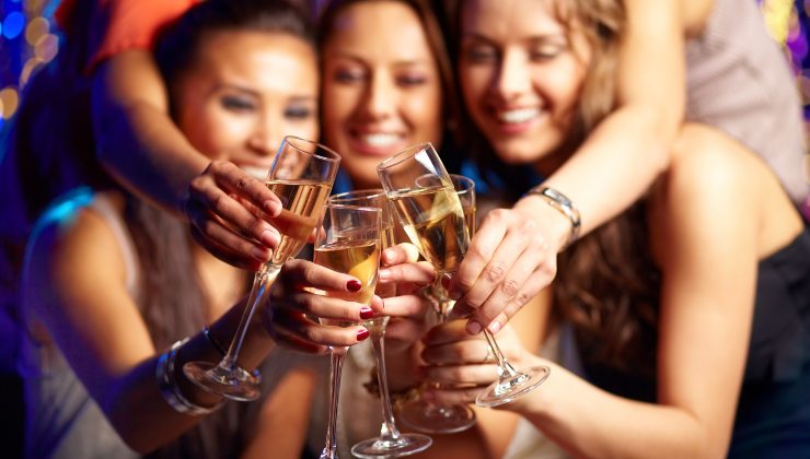 Quando bevi ti sembrano tutti più attraenti? Uno studio ha finalmente rivelato il motivo di tutto questo.