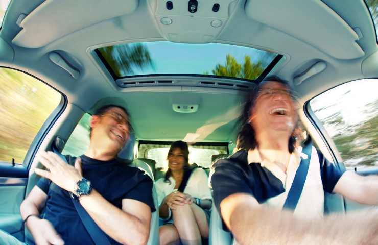 cosa fare in auto