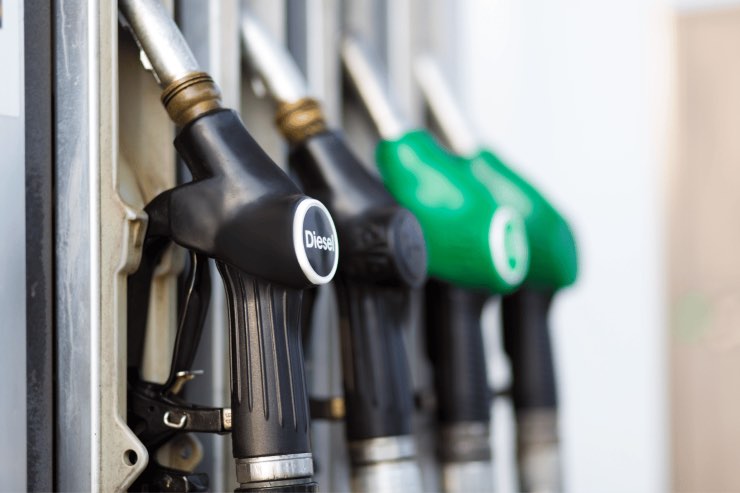 Occhio ai prezzi della benzina, sempre più cara: numeri e cifre