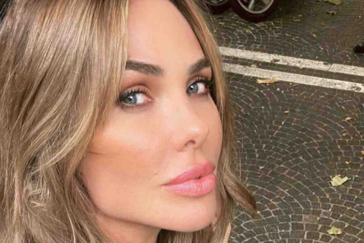 ilary blasi incanta in barca a Venezia ma un dettaglio sconvolge tutti