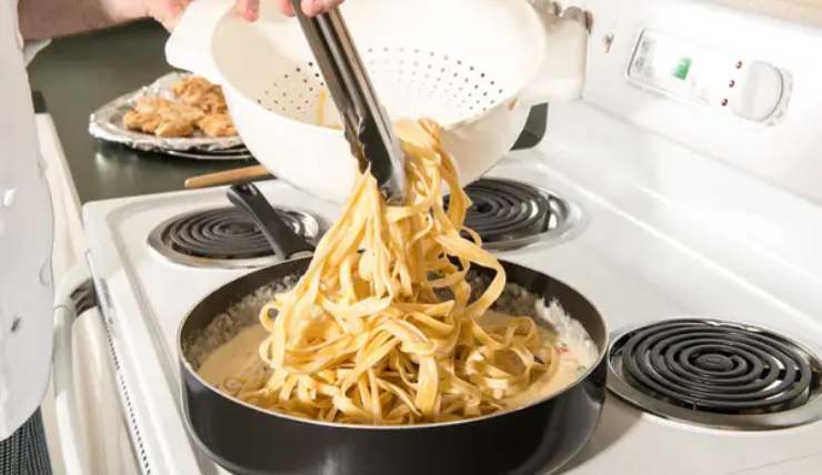 Come si usa il mestolo degli spaghetti