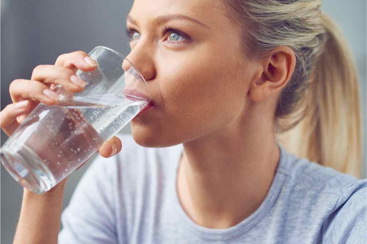 bere 2 litri d'acqua al giorno come fare