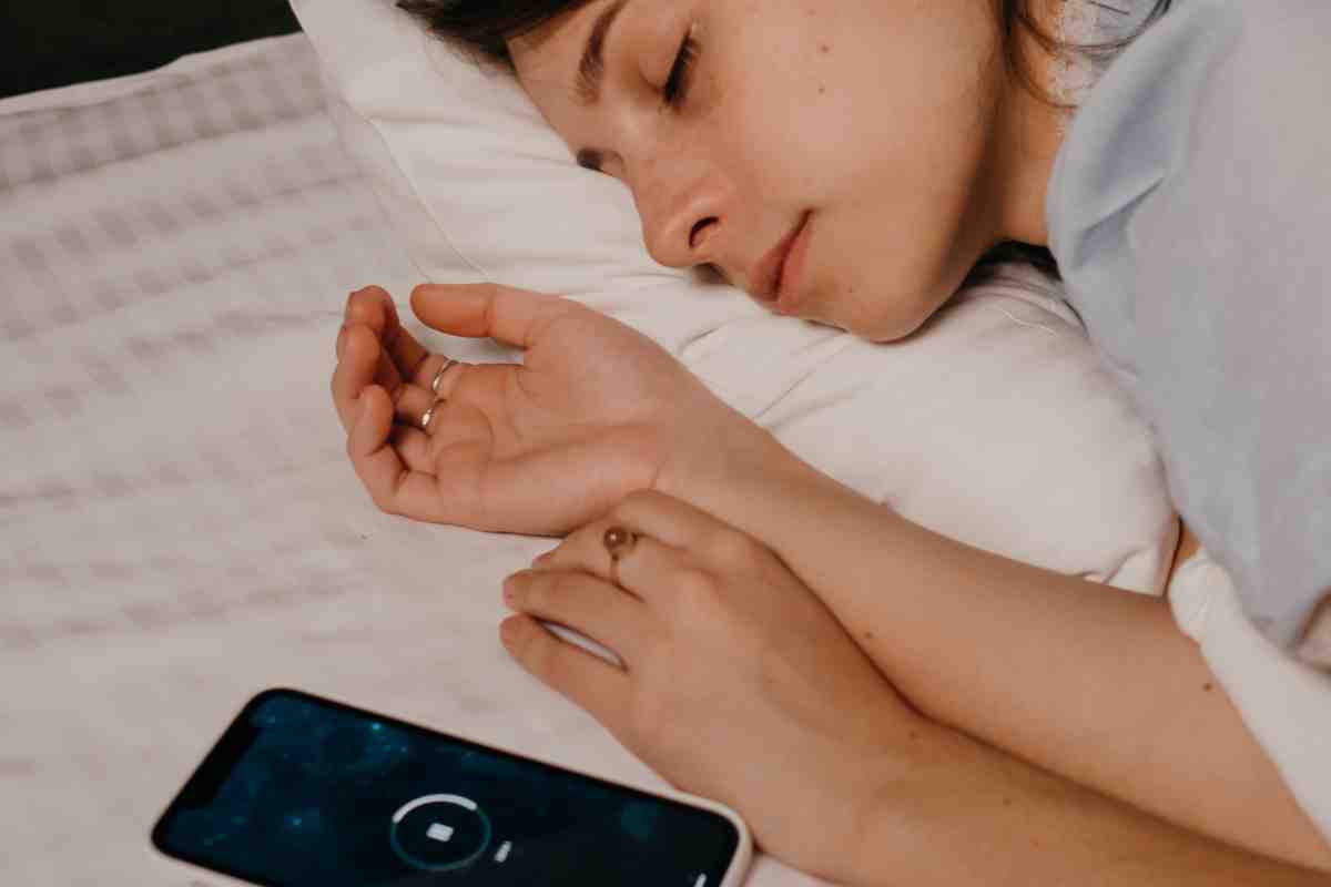 dormire con il telefono dove metterlo