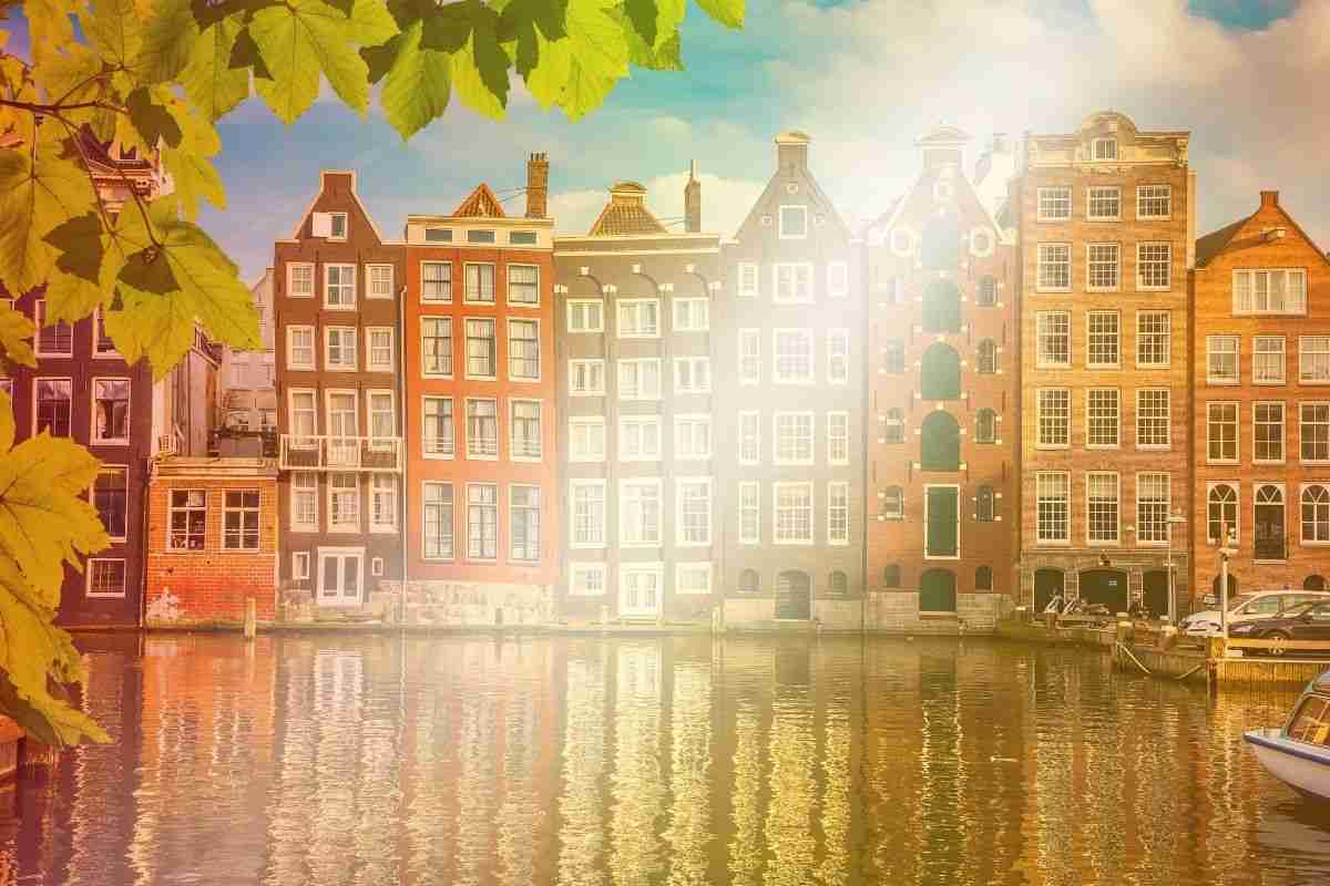 Perché le case ad Amsterdam sono storte