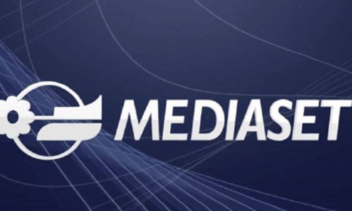 Nonostante le dichiarazioni precedenti di Simona Ventura, annunciata come conduttrice della diciannovesima edizione, la finale