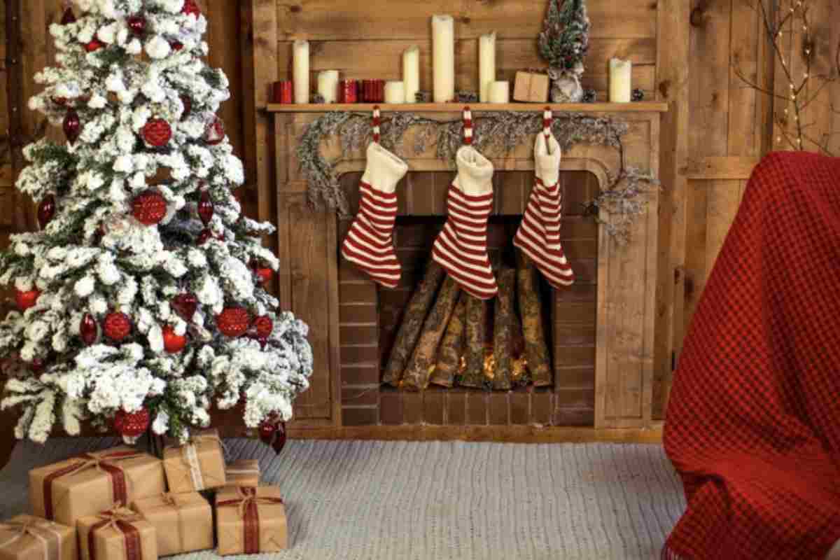 L’attenzione alle decorazioni si estende anche agli spazi esterni, dove luci LED, lanterne e archi natalizi sono elementi irrinunciabili