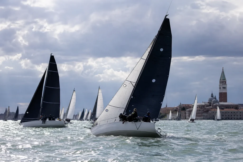 Campionati di vela autunnali: da Venezia al Garda, il calendario italiano da non perdere